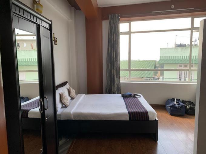 Hotel Holiday Hush Haven à Shillong Extérieur photo