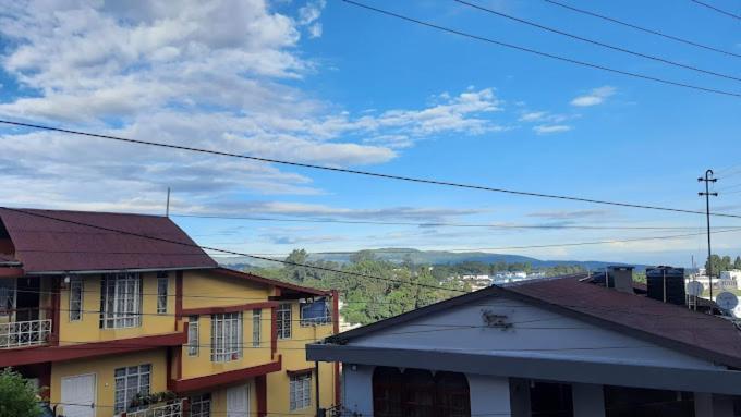Hotel Holiday Hush Haven à Shillong Extérieur photo